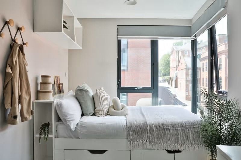 Classic Smaller 2 Bed Apartment - Shared Bathroom - room